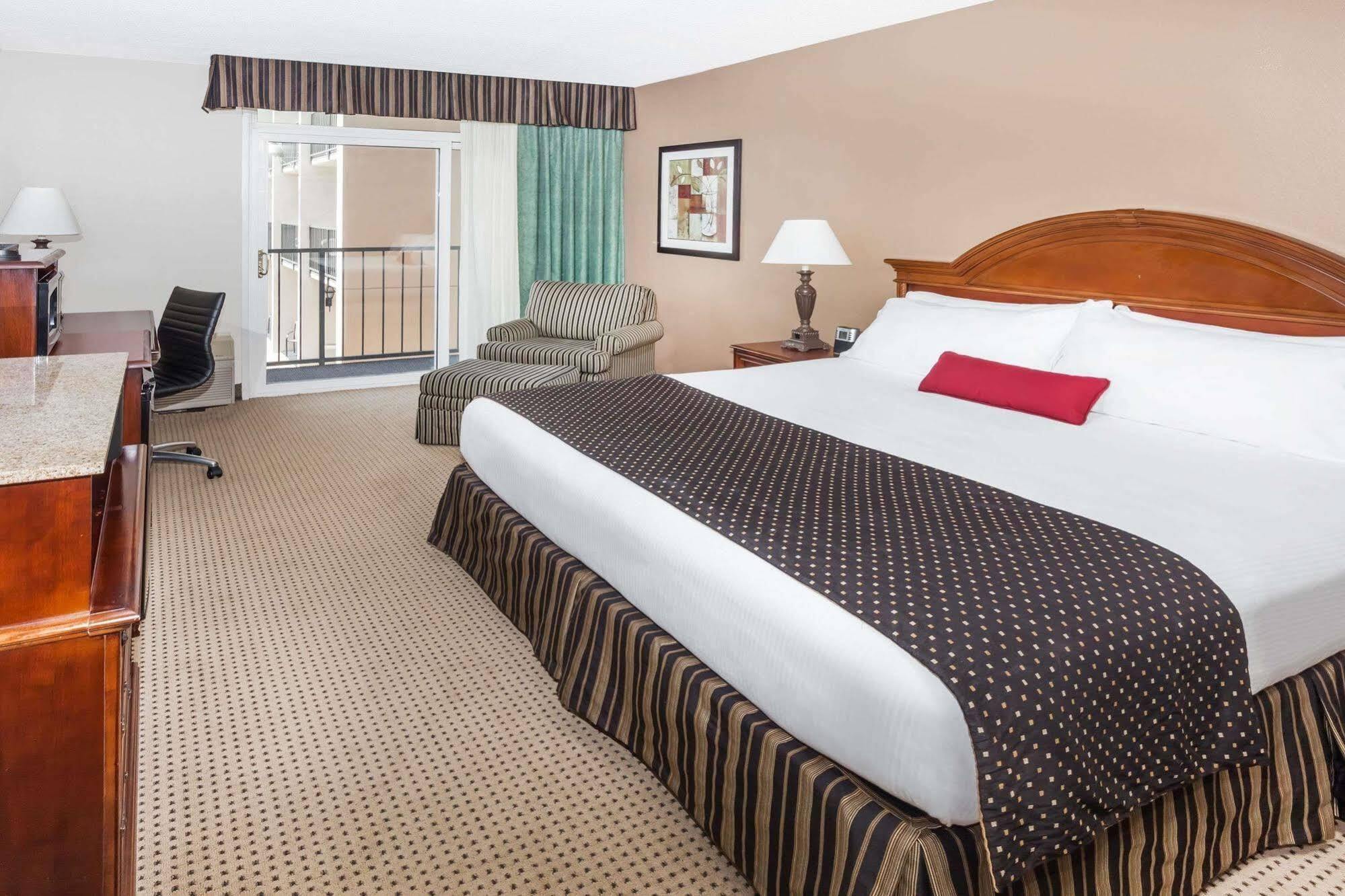 วินด์แฮม การ์เดน วอร์ซอว์ Hotel ภายนอก รูปภาพ